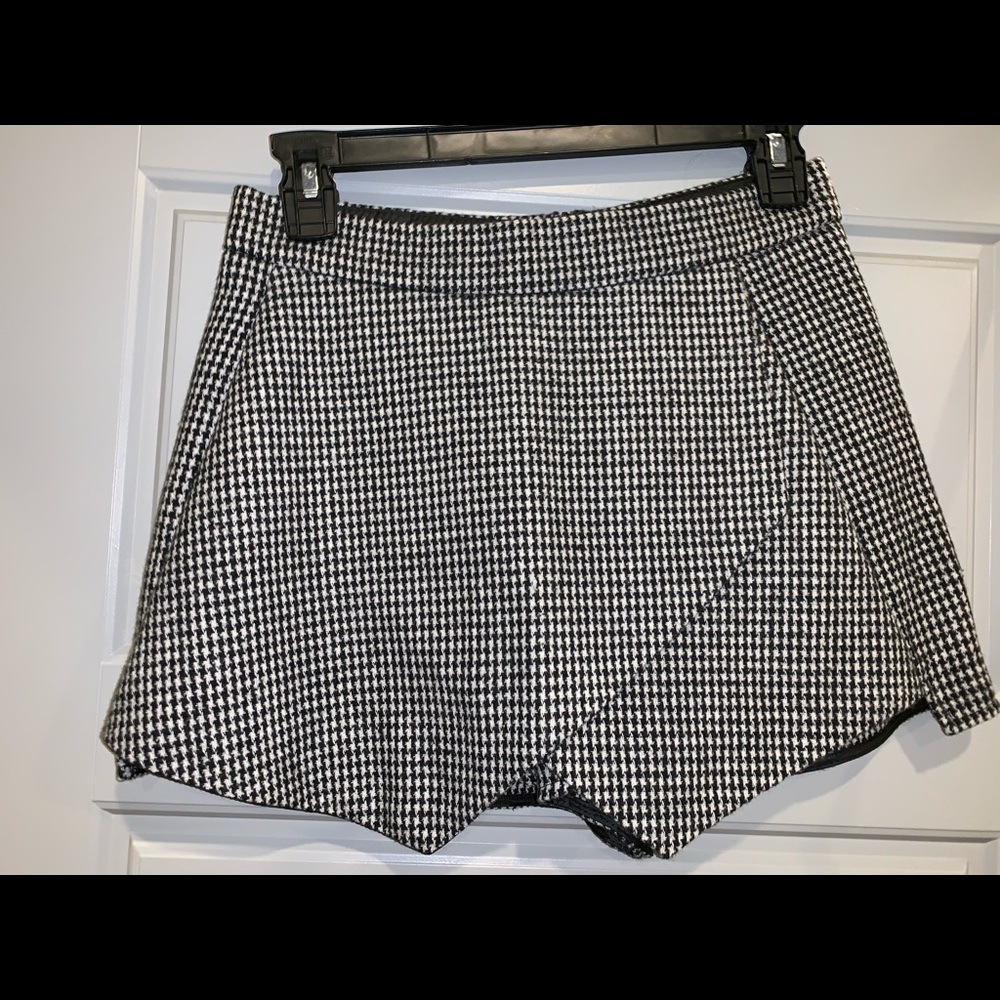 Boutique Houndstooth skort NWT